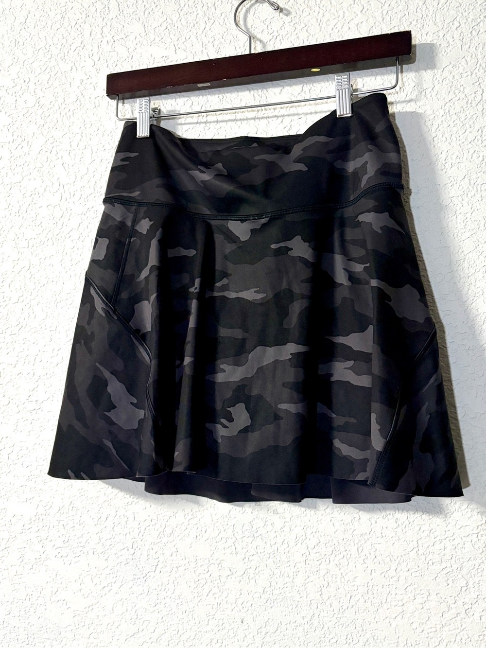 Athleta Ace black Camo printed Tennis Skort 15.5“ built in shorts